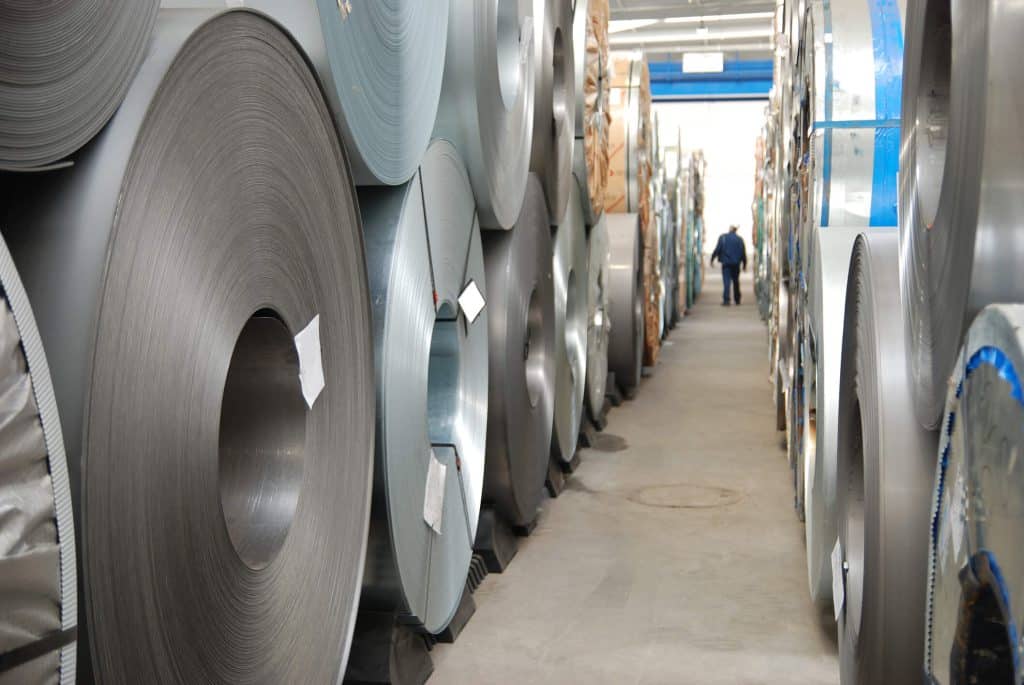 Qual a relevância dos produtos siderúrgicos brasileiros para a economia