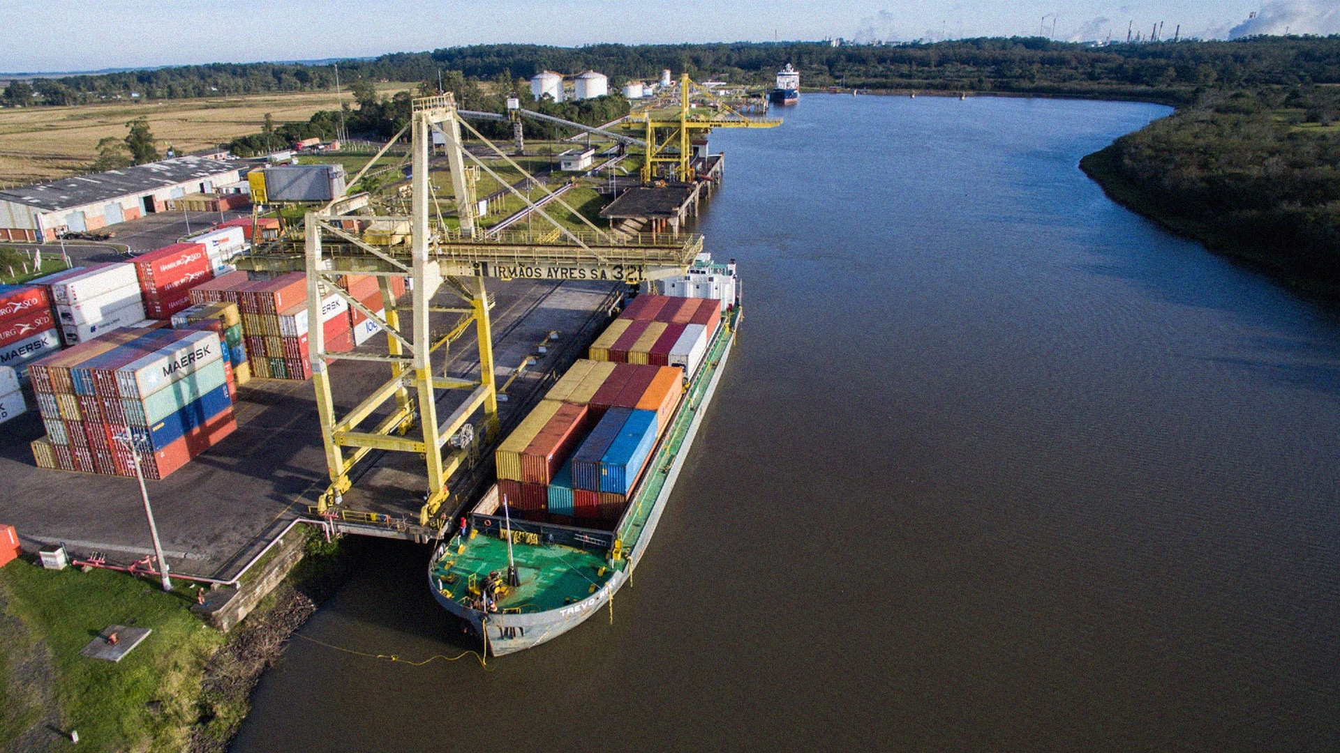Wilson Sons é a empresa que mais movimenta cargas em contêineres por via fluvial no Brasil
