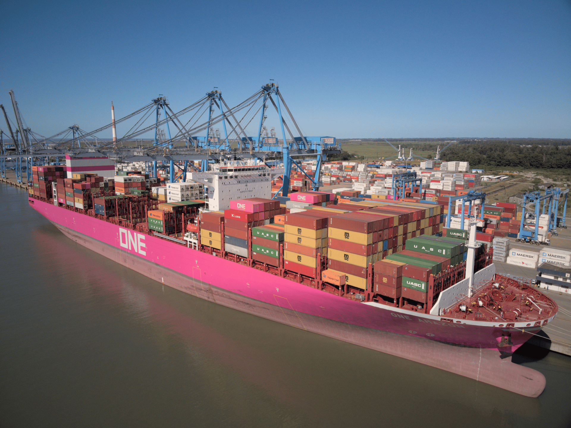 Wilson Sons receives at Tecon Rio Grande the magenta-colored ship ONE Amazon, running a global breast cancer prevention campaign