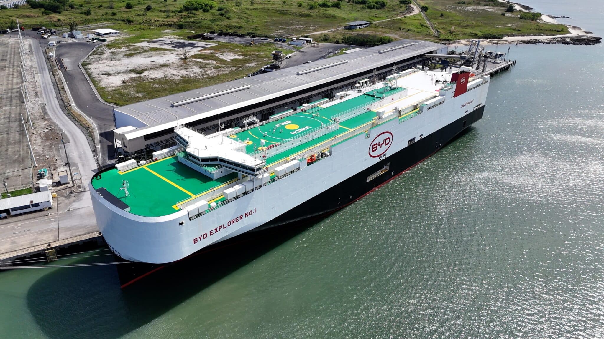 Com mais de 5 mil veículos, navio da BYD chega ao Brasil pela 1ª vez e atraca em Suape
