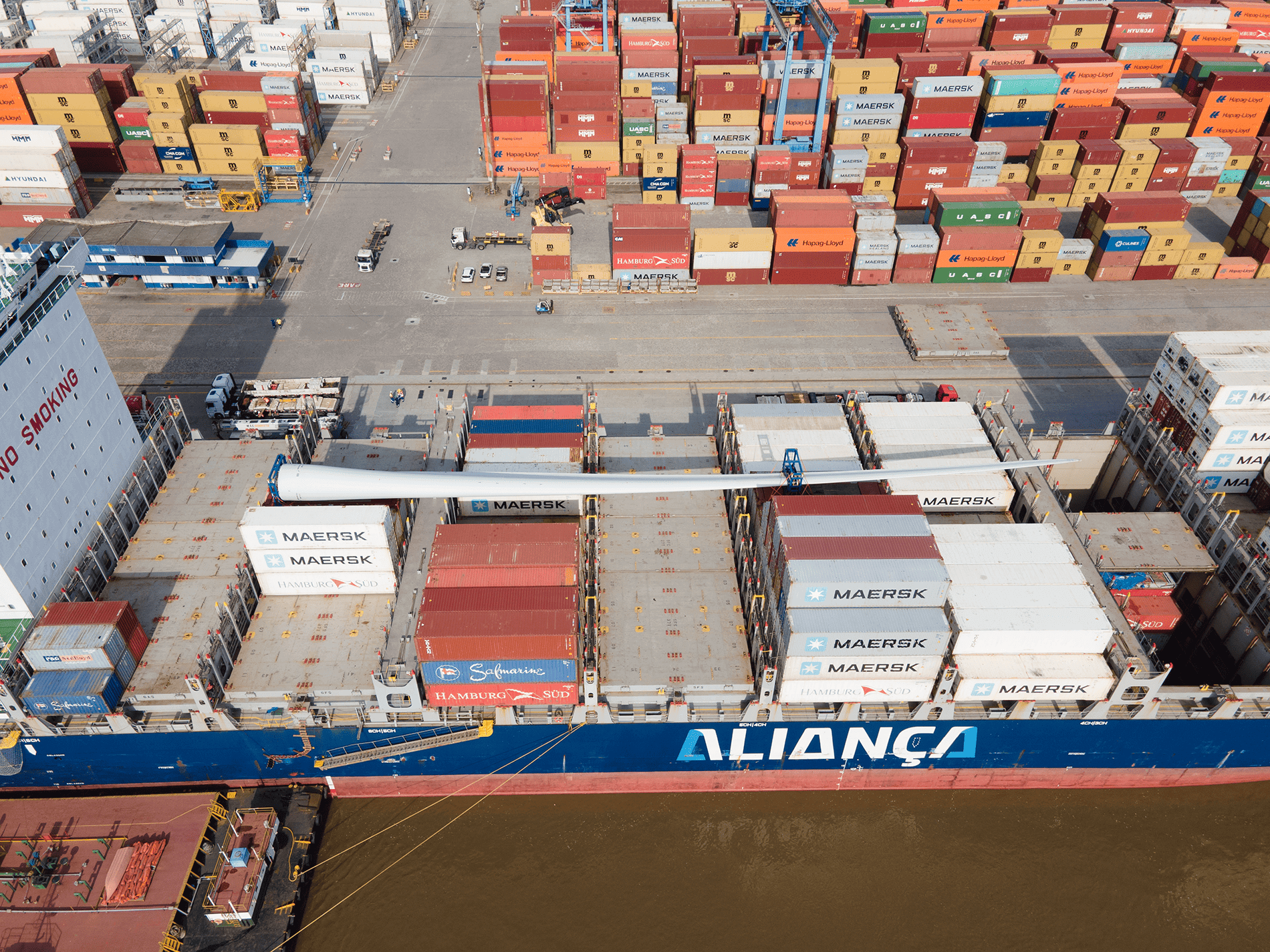 Wilson Sons starts unloading wind turbine blades at Rio Grande Container Terminal